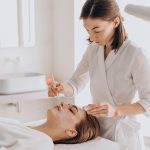 Косметология для подростков: Как создать безопасный протокол и выстроить коммуникацию с двумя поколениями клиентов