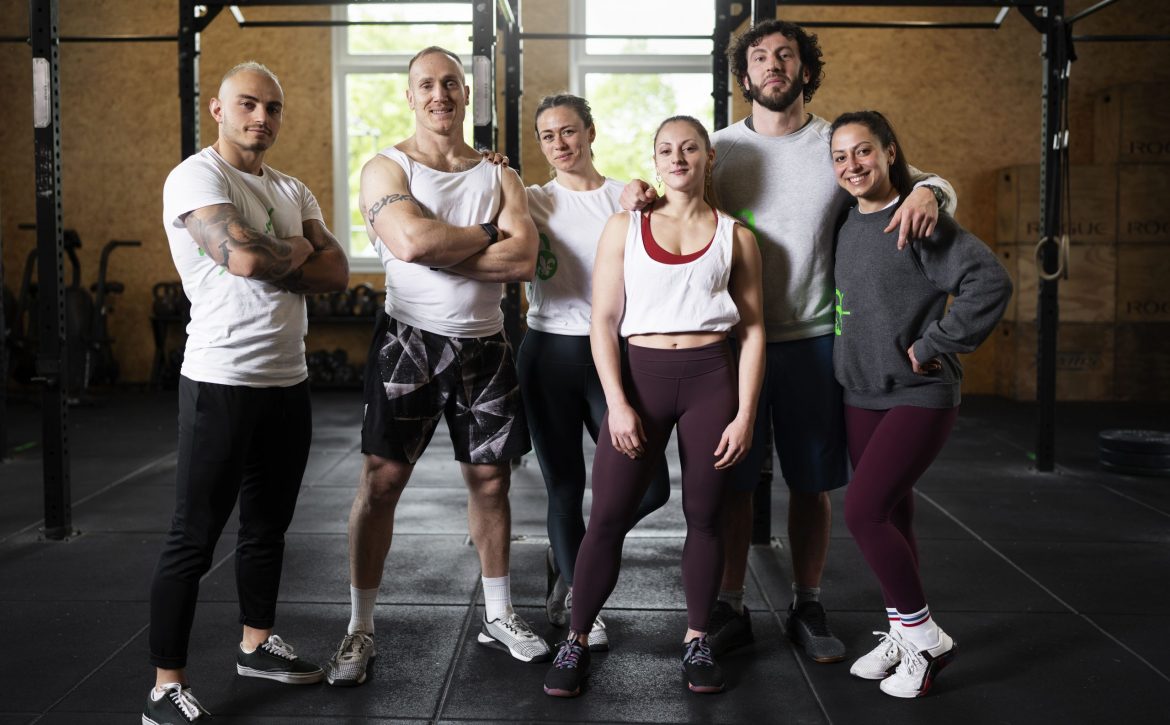 happy-fit-people-gym-full-shot (1)