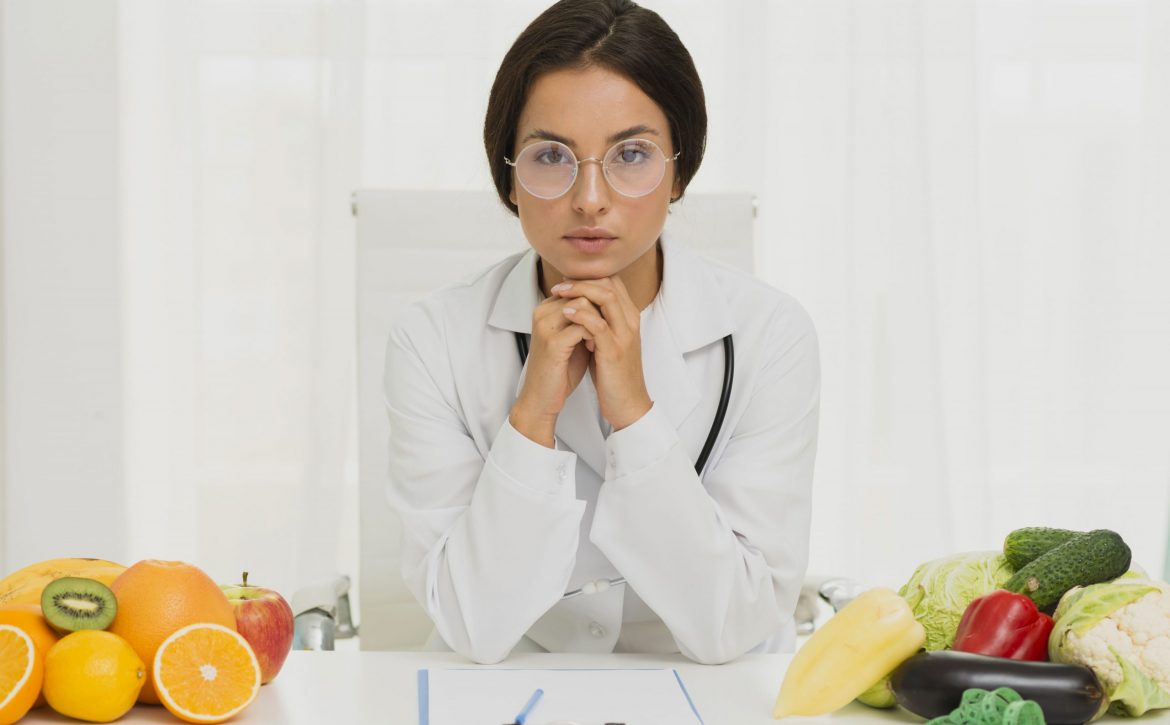 medium-shot-serious-nutritionist-with-glasses (1)