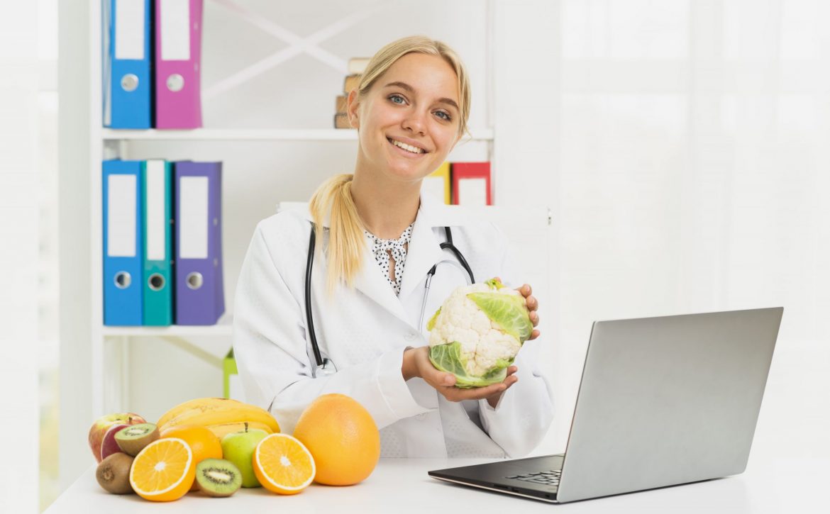 medium-shot-smiley-doctor-with-laptop-cauliflower (1)