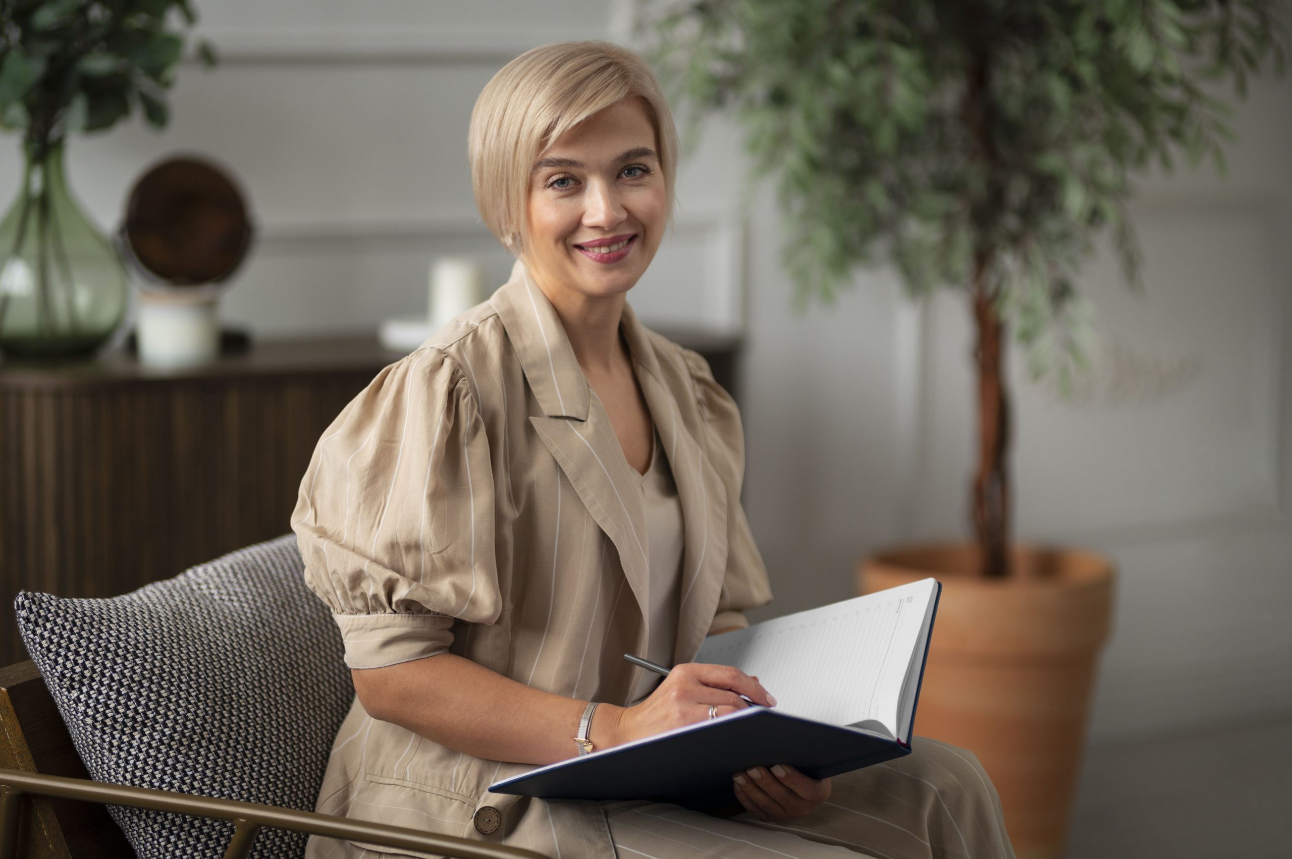side-view-smiley-woman-posing-indoors (1)